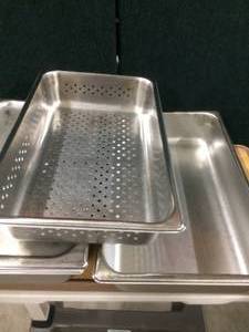 lot 38 image: 2 RESTAURANT HOTEL PANS WITH LIDS - 2 FULL 4 DEEP WITH PERFORATED PANS & LIDS - ONE SET IS NEW AND THE OTHER IS IN EXCELLENT CONDITION
