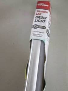 lot 78 image: Hyper Tough 24 inch Grow Light...