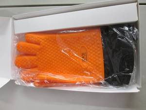 lot 194 image: Grilling Gloves...