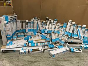 lot 16 image: PALLET WITH MOEN TOWEL & TOILET HOLDERS CUSTOMER RETURNS SEE PICS