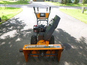 lot 4 image: Yard King Performance Snowblower