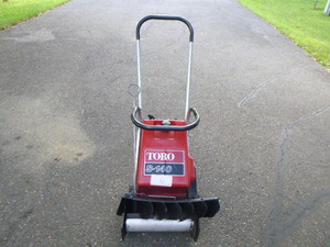 lot 6 image: Toro Snowblower