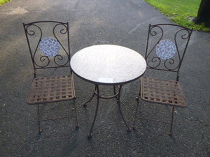 lot 19 image: Bistro Set