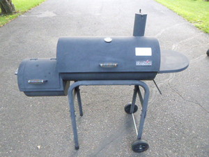 lot 25 image: Charbroil Smoker