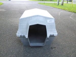 lot 27 image: Igloo Dog House