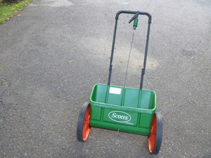 lot 39 image: Scotts Fertilizer -Seed Spreader