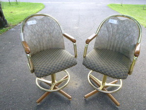 lot 62 image: 2 Bar Stools