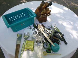 lot 82 image: Knife Block Set, Ice Cream Scooper with Miscellaneous Knives