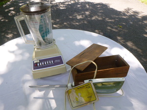 lot 87 image: Counter Craft Blender and Hamilton Beach Electric Knife