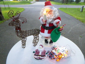lot 114 image: Santa, Snowman Light, Santa Candy Dish