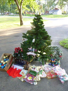lot 123 image: Miscellaneous Christmas Items