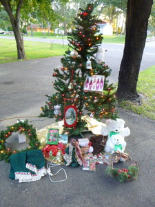 lot 124 image: Miscellaneous Christmas Items
