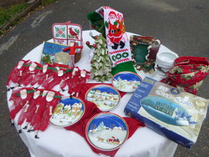 lot 125 image: Miscellaneous Christmas Items