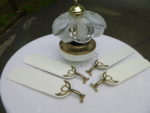 lot 126 image: 42 Ceiling Fan