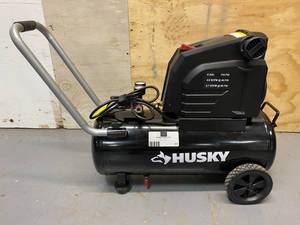 lot 11 image: HUSKY 8G 150 PSI Hotdog Air Compressor