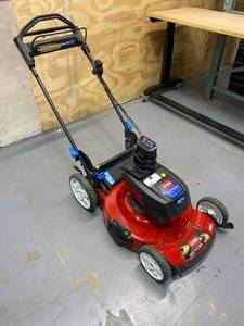 lot 22 image: TORO 22 in. 60 volt Battery Self-Propelled Lawn Mower Kit
