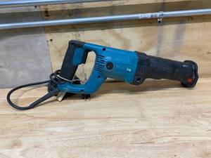 lot 23 image: MAKITA 11 Amp Corded Variable Speed Reciprocating Saw