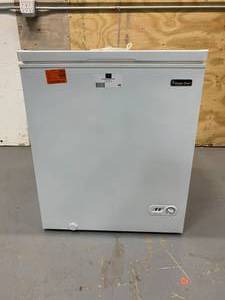 lot 99 image: MAGIC CHEF 5 cu. ft. Chest Freezer in White