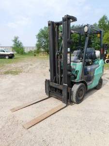 lot 5 image: 2009 Cat P3500 Forklift
