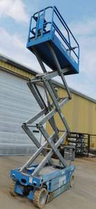 lot 13 image: 2003 Genie GS2032 Scissor Lift