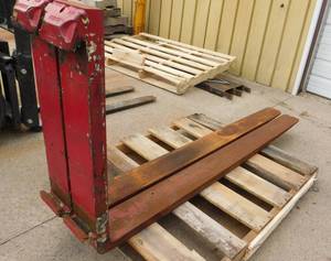 lot 27 image: Cascade Class IV 72 Forklift Forks