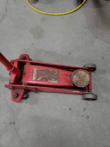lot 28B image: 2.5 Ton Floor Jack