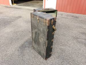lot 43 image: Vintage Storage Trunk