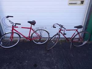 lot 22 image: Pair of Bikes one Schwinn Admiral and ten speed bike