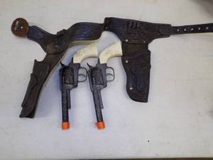 lot 32 image: Pair of Vintage Cap guns with holster