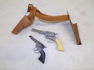 lot 34 image: Pair of Vintage Cap guns with holster