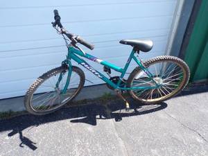 lot 40 image: Huffy Superior Bike