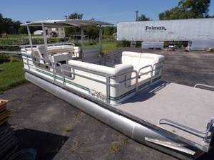 lot 6 image: 1989 Weeres Sundeck 240 Pontoon with 60 HP Mercury Bigfoot 4 Stroke Motor