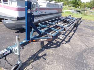 lot 8 image: 2013 22 Triton Pontoon trailer
