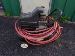 lot 60 image: 2 HP 8 Gallon Air Compressor