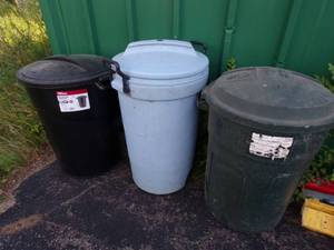 lot 64 image: 3 Garbage Cans with Lids