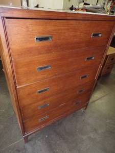 lot 86 image: 5 Drawer Dresser
