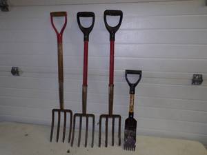 lot 97 image: 3 Potato  Roofing Shovels and Nail Shovel