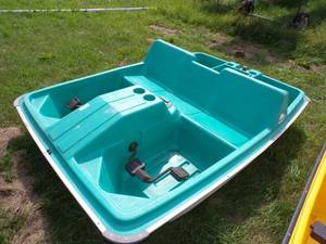 lot 109 image: Blue Sun Dolphin Paddle Boat