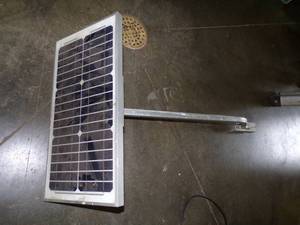 lot 130 image: 20w Solar Panel with bracket