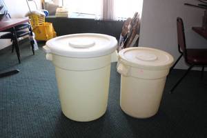 lot 166 image: Lot of (2) Large Plastic Storage Containers with Lids