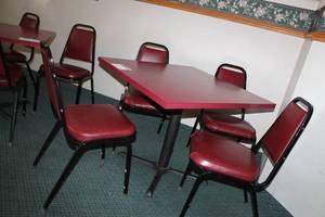 lot 152 image: Pedestal Dining Table with 4-Padded Dining Chairs