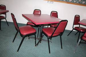lot 155 image: Pedestal Dining Table with 4-Padded Dining Chairs