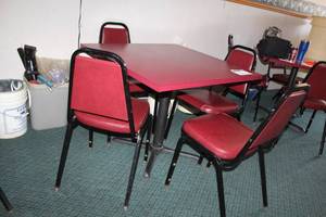 lot 156 image: Pedestal Dining Table with 4-Padded Dining Chairs