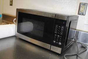 lot 116 image: Wal-Mart Household Microwave Oven EM720C2WT-PM
