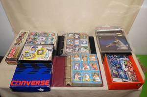 lot 60 image: Large Assortment of Sports Cards