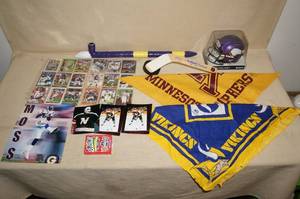 lot 46 image: Minnesota Sports Cards and Novelties