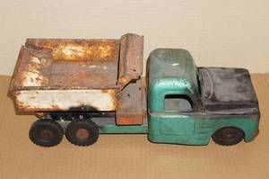 lot 81 image: Vintage Structo Pressed Steel Dump Truck