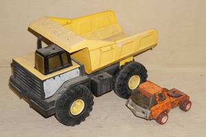lot 80 image: Vintage Tonka Pressed Steel Dump Truck and Small Truck