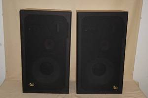 lot 11 image: Vintage Infinity Reference Studio Monitor Tower Speakers