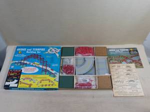 lot 89 image: Vintage Kenners Bridge and Turnpike Set